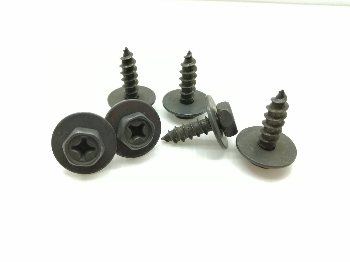16 ชิ้น M6 x 20 mm สกรูยึดบังโคลน สกรูยึดยางกันโคลนหน้า 90159-60603 Vigo 4x4 , Vigo Prerunner