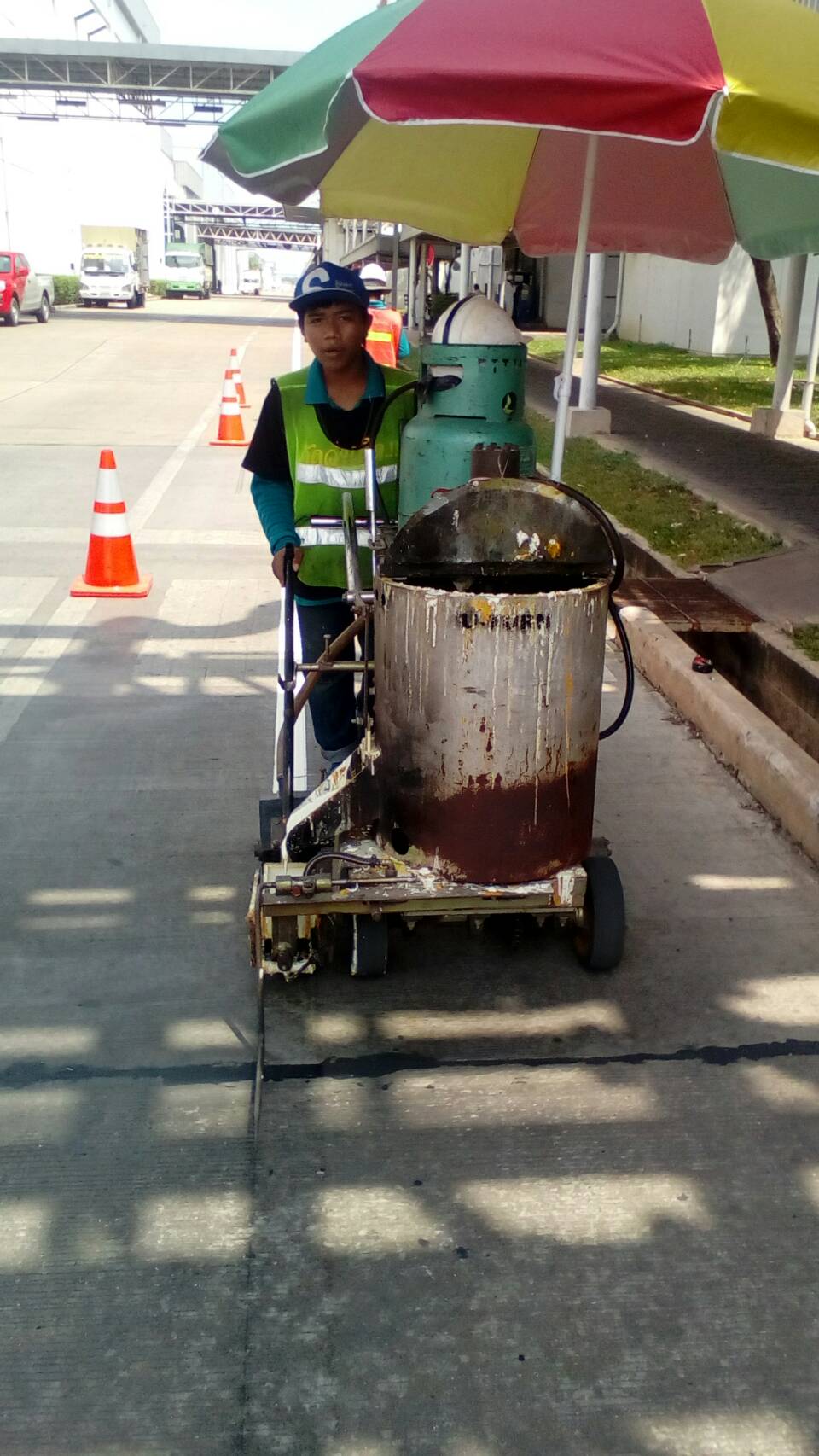 งานตีเส้นจราจรภายในโรงงานนิคมอุตสาหกรรมโรจนะ อยุธยา