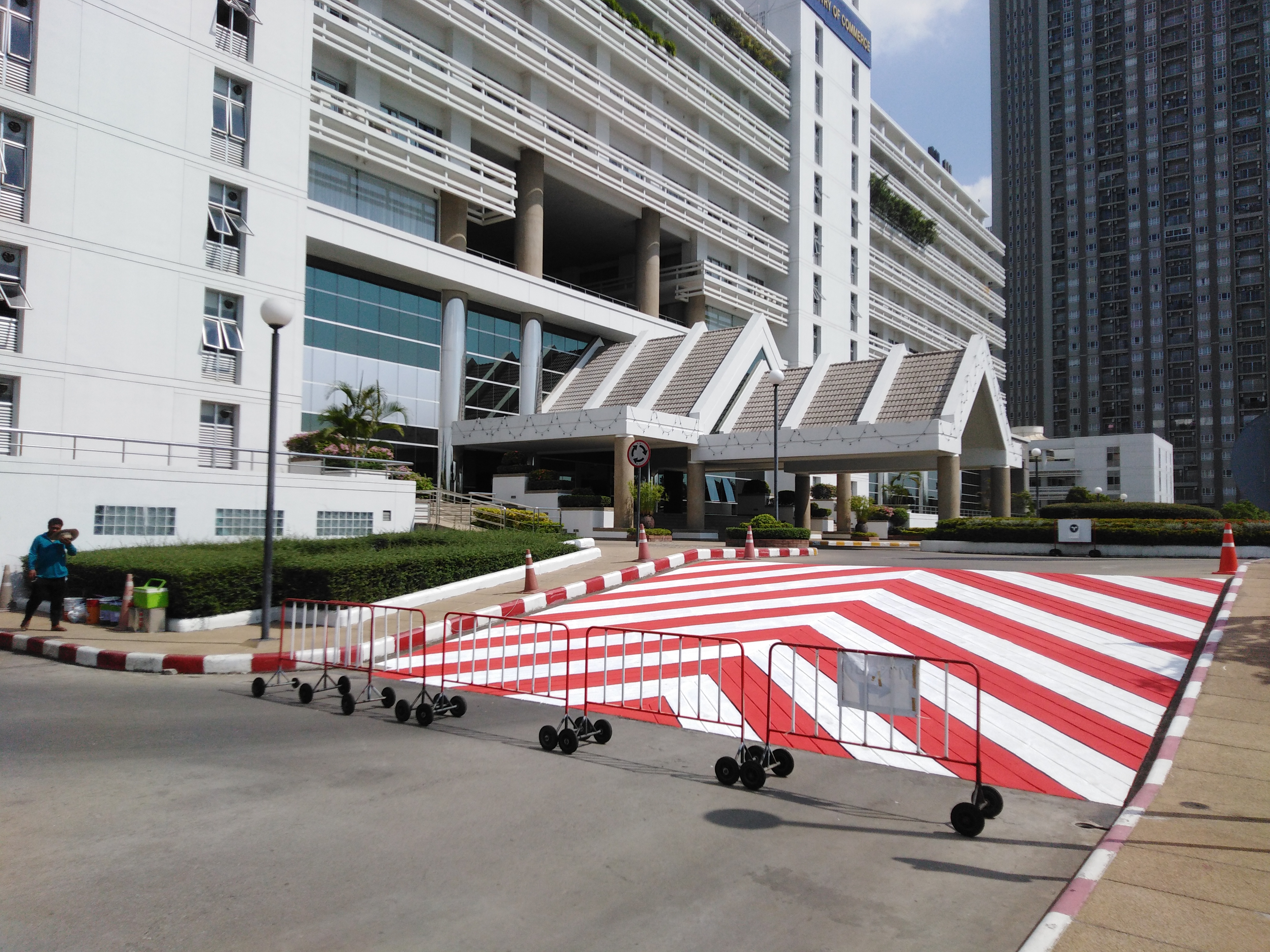 งานทาสีเหลืง-ดำ-ขาว-แดง ด้วยสีจราจร เฮียหมีตีเส้นจราจร