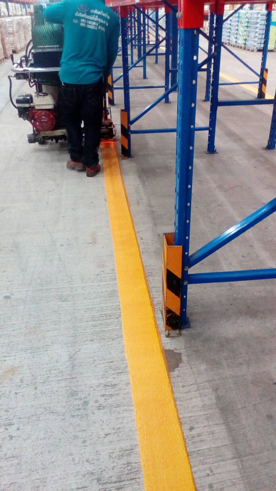 งานตีเส้นด้วยสีเทอรืโมพลาสติก,สีพื้นกันลื่นภายในโรงงาน