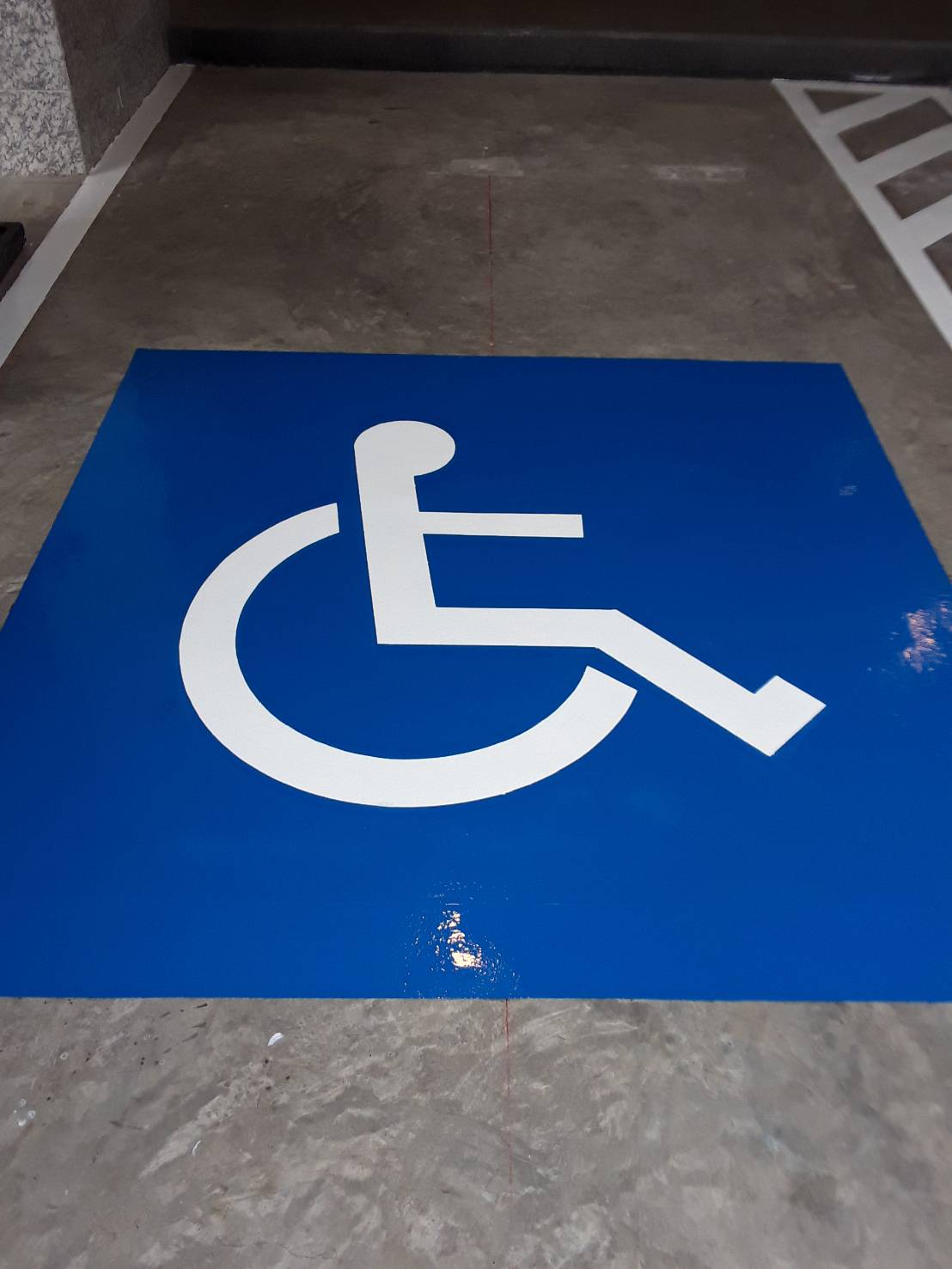 ทาสีช่องจอดรถคนพิการ