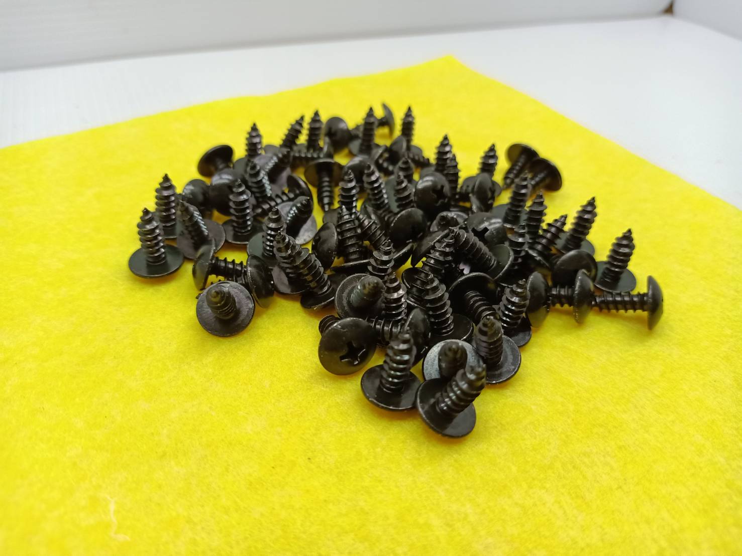 60 ชิ้น TH # 10 x 1/2" (4.6 x 13 มิล ) สกรูเกลียวปล่อยชุปดำ หัวร่มแฉก Truss Head Self Tapping Screw black