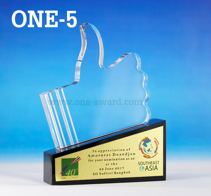 Code: ONE-5 โล่อะคริลิค ความสูง 6 - 8 นิ้ว พร้อมเลเซอร์ข้อความและโลโก้ ลงสีได้ไม่เกิน 2 สี ***ราคาเริ่มต้นที่ 620 บาท (ความสูงรวมฐาน 6 นิ้ว เมื่อสั่งสินค้า 5 ชิ้น ขึ้นไป)***
