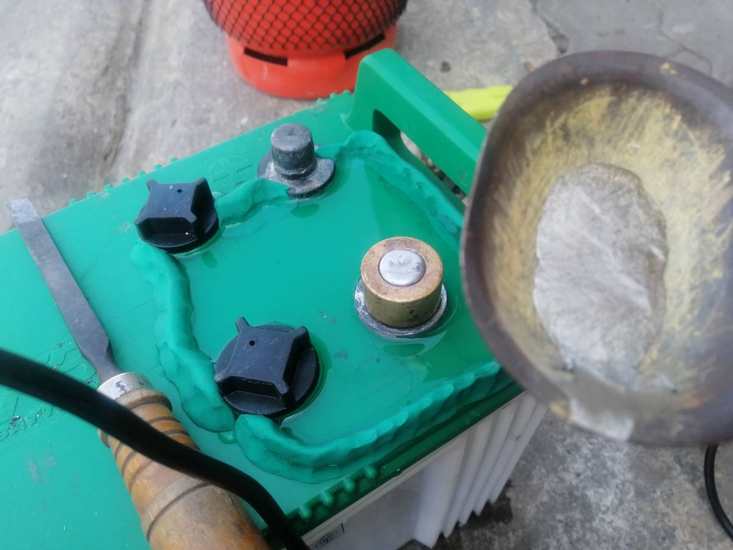 ชุดเบ้าทองเหลือง สำหรับทำขั้วแบตเตอรี่ รถยนต์ ขั้วใหญ่ พร้อม สกรูปลายแหลมสำหรับทำเสา และ กระเป๋าเก็บเบ้าทองเหลือง