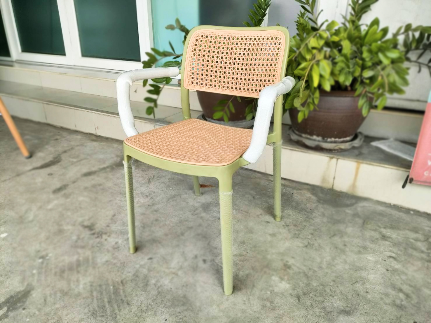 เก้าอี้พลาสติก เก้าอี้หวาย หวายเทียม มีที่วางแขน เก้าอี้ร้านกาแฟ ร้านอาหาร สไตล์โมเดิร์น