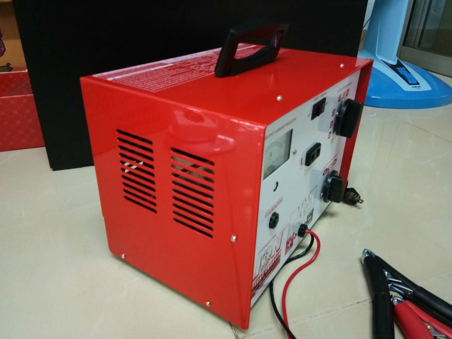 เครื่องชาร์จแบตเตอรี่รถยนต์ LION 6V./12V./24V. 30A ( L241530 )