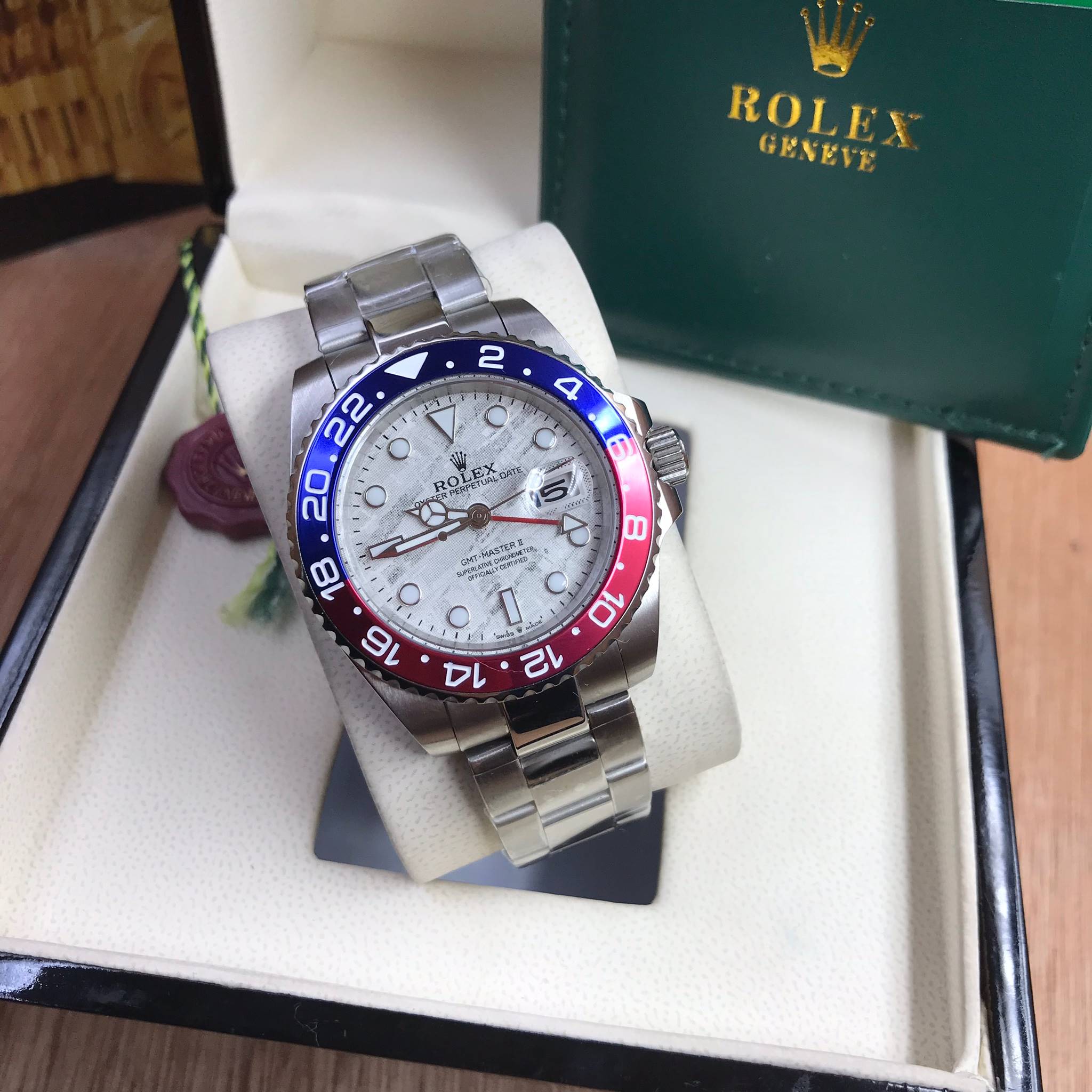 นาฬิกา Rolex รุ่น GMT Master II สีเงิน กรอบเซรามิค น้ำเงิน-แดง สายเลสสีเงิน หน้าปัดสีขาว งานเกรด Mirror Swiss