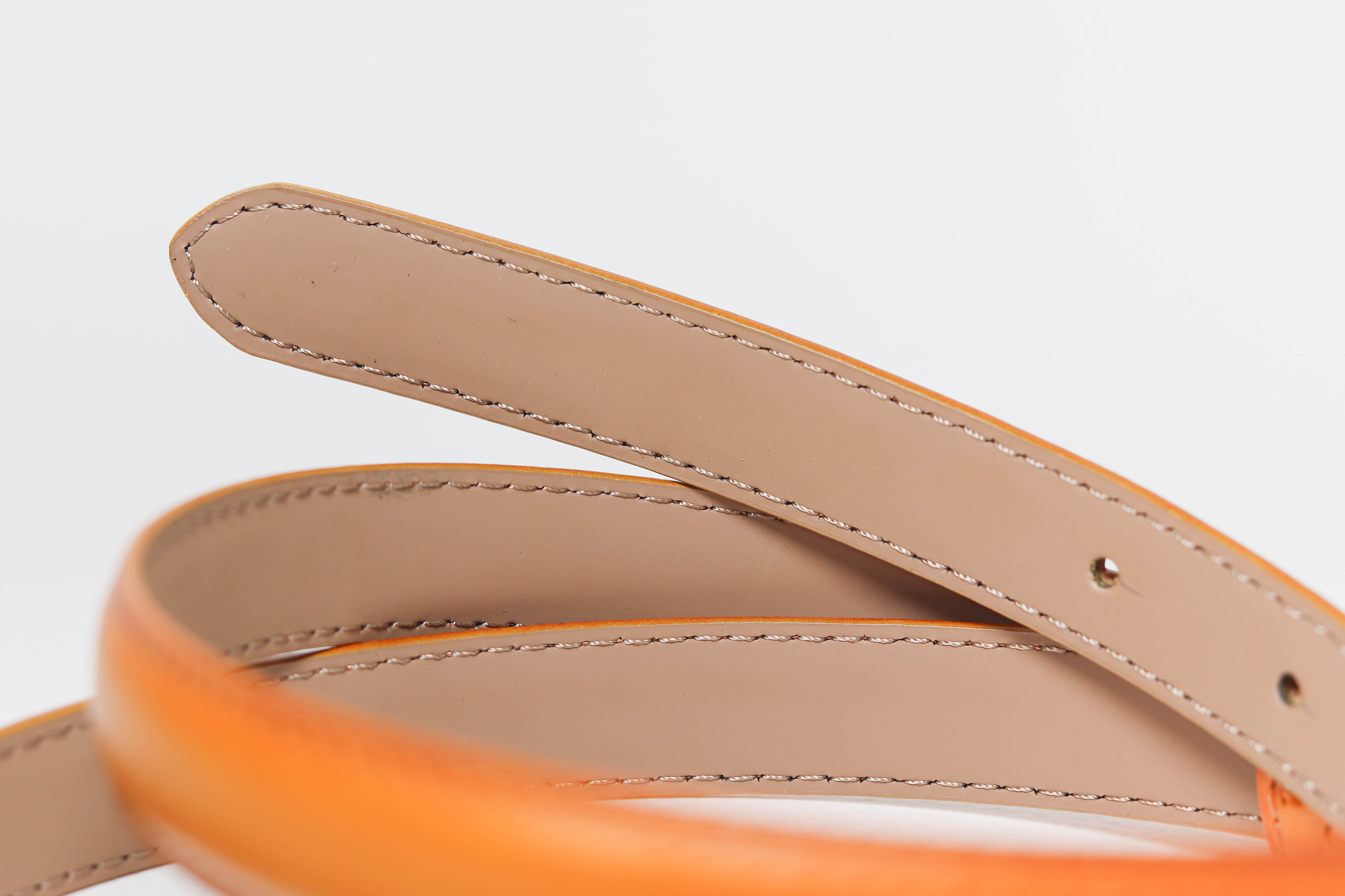 เข็มขัดแฟชั่นผู้หญิงสีน้ำตาลเส้นเล็กน่ารัก หัวสีทองสวย