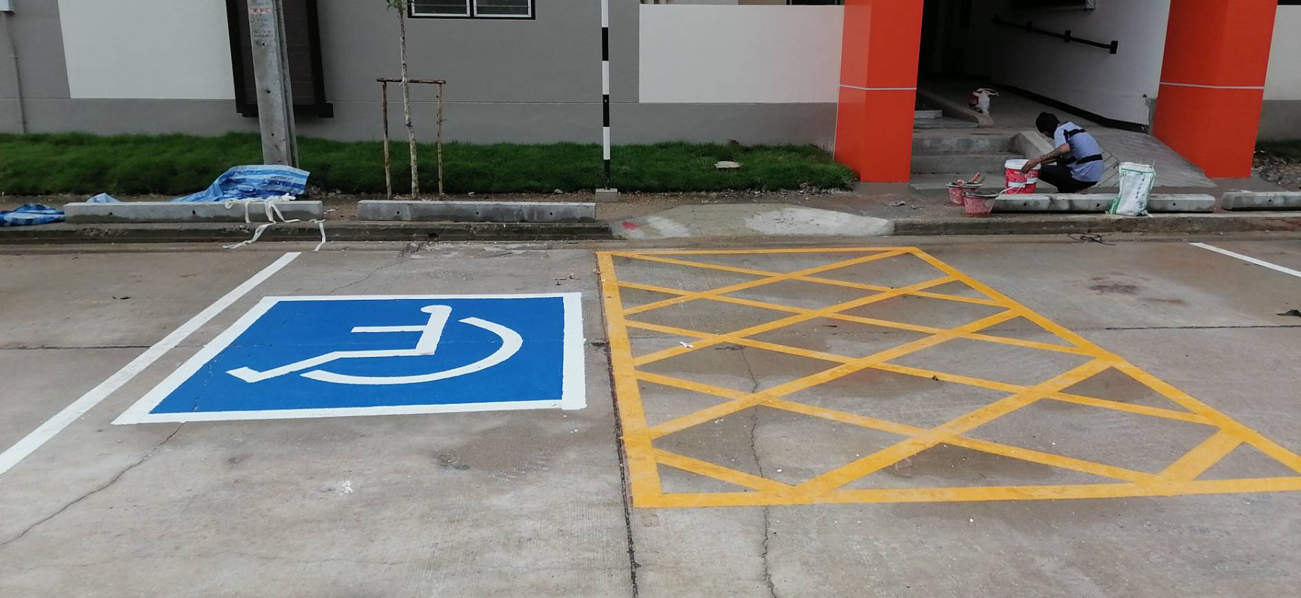 ตีเส้นจราจรช่องจอดรถเส้นทางเดินภายในโรงงานด้วยสีเทอร์โมพลาสติก
