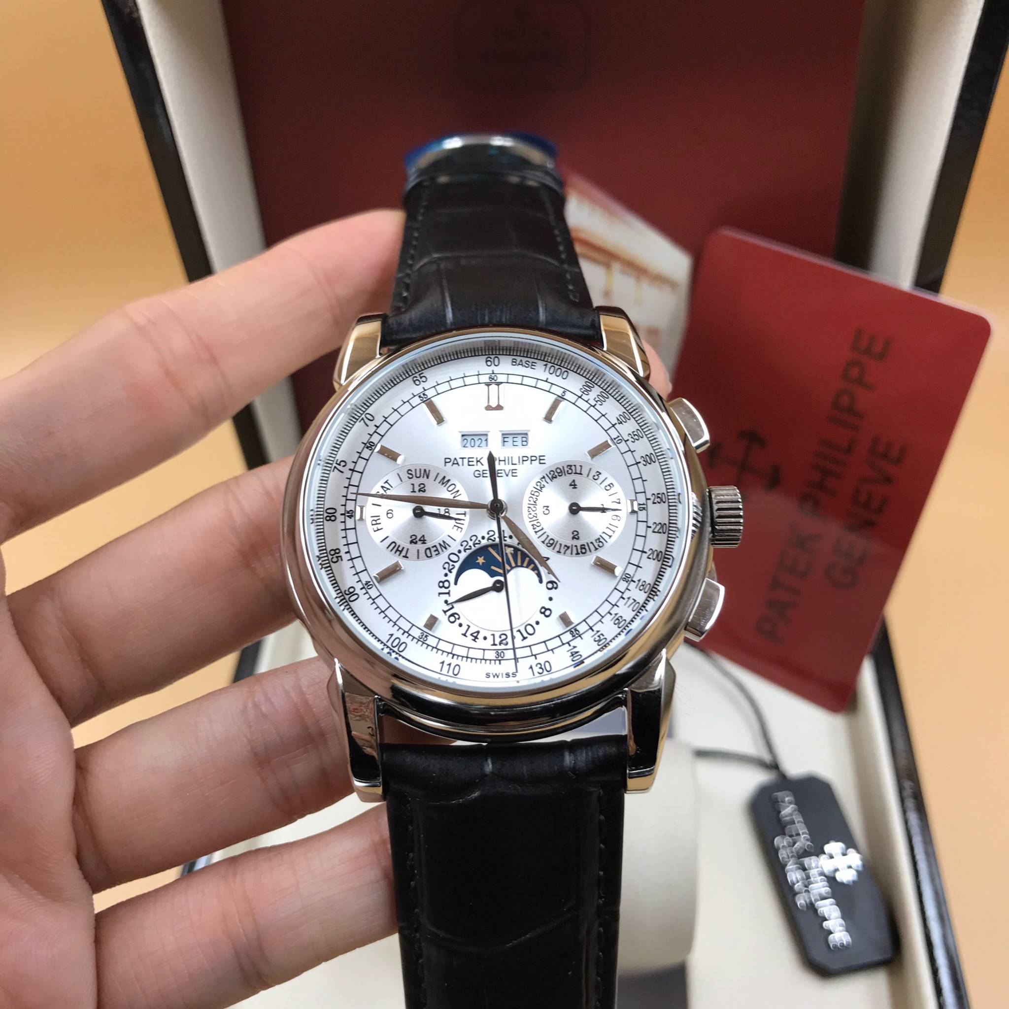 นาฬิกา Patek Philippe Perpetual Calendar หน้าปัดสีเทาเงิน สายหนังสีดำ