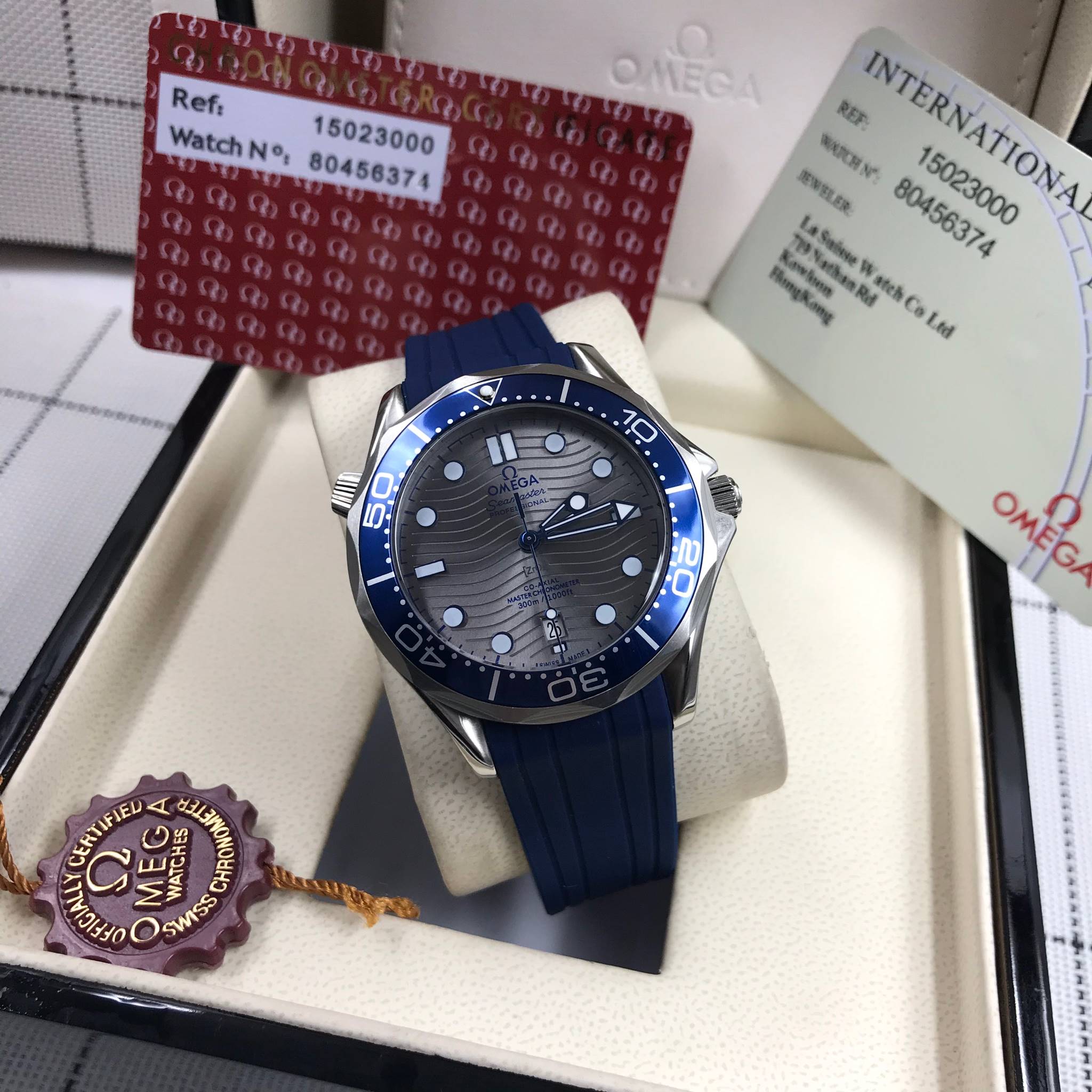 นาฬืกา Omega รุ่น Seamaster Master Chronometer สีเงิน กรอบเซรามิคสีน้ำเงิน สายซิลิโคนน้ำเงิน