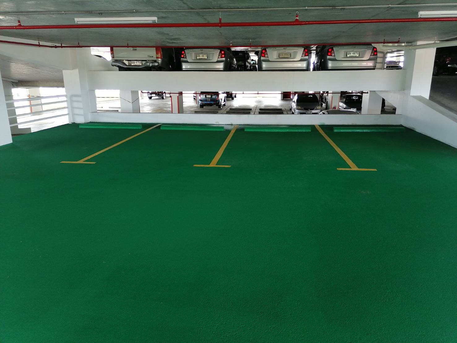 ตีเส้นจราจรช่องจอดรถเส้นทางเดินภายในโรงงานด้วยสีเทอร์โมพลาสติก