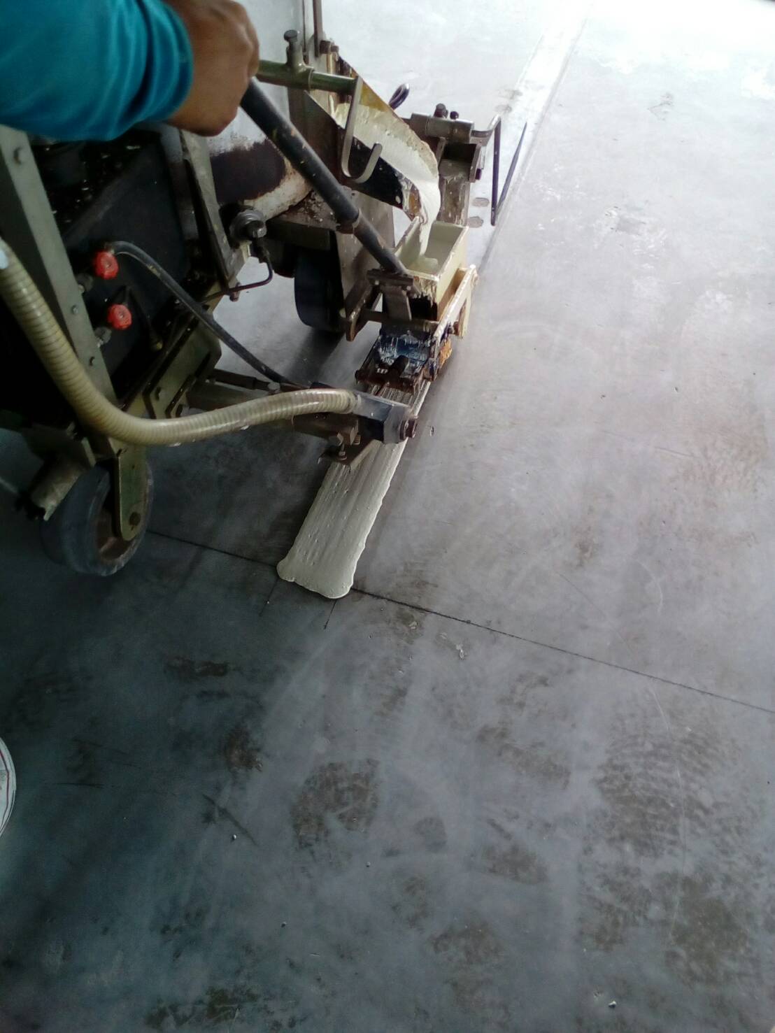 ตีเส้นช่องจอดรถภายในคอนโด กทม