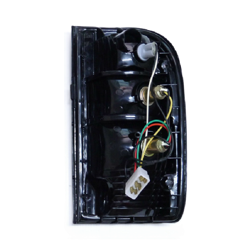 ไฟท้าย TOYOTA D4D(ดีโฟร์ดี)/SPORT CUISER(สปอร์ตครุยเซอร์) พร้อมขั้ว+หลอด ปี2001-2004 (งานตราเพชรเกรดห้าง) -ราคาต่อดวง-