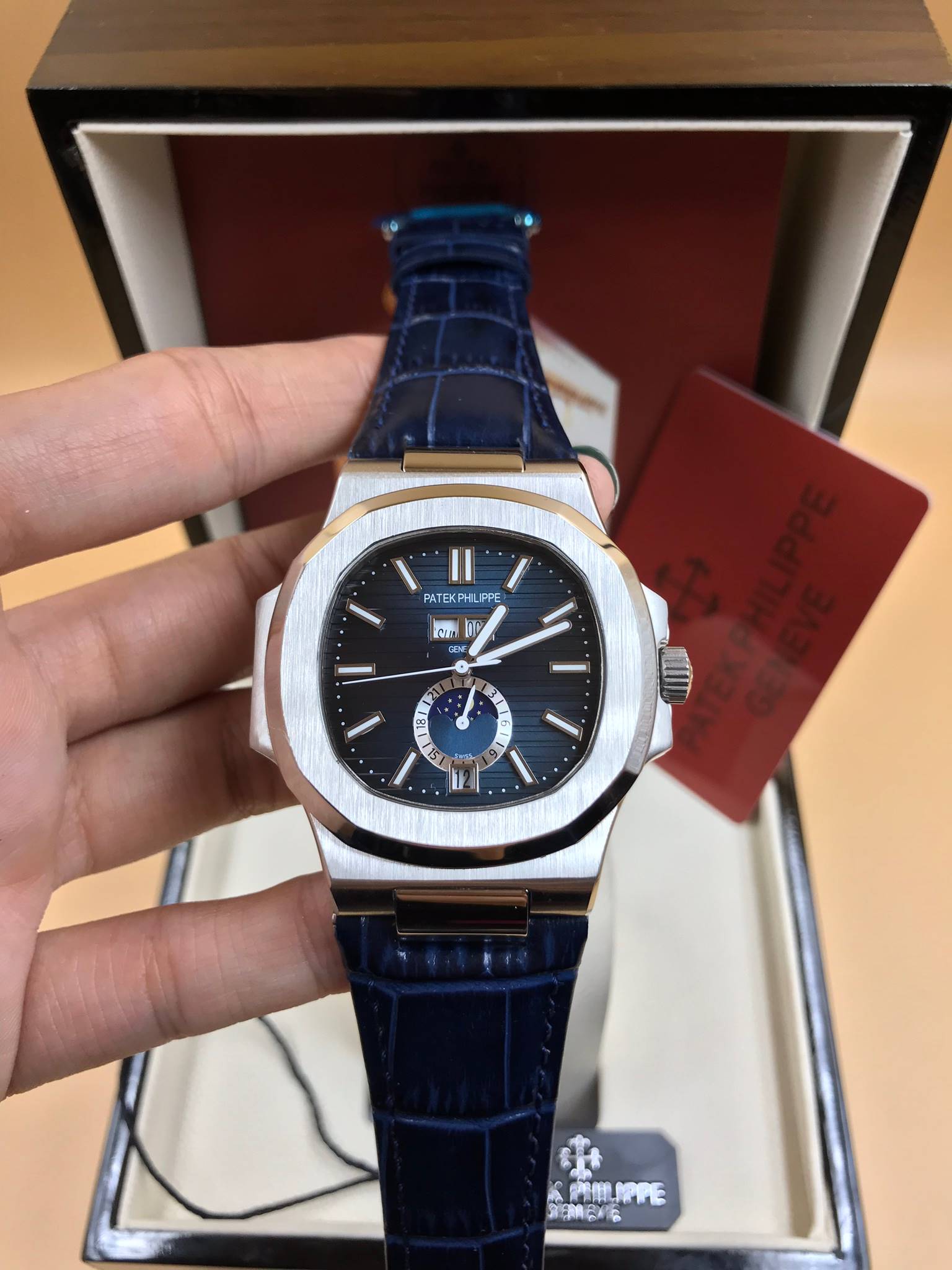 นาฬิกา Patek Philippe รุ่น Men"s Nautilus Annual Calendar หน้าน้ำเงิน