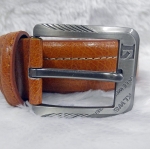 เข็มขัดหนังผู้ชาย หัวเหล็กสลักลายอักษร หนังน้ำตาลลายหยาบ