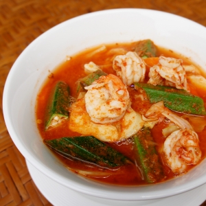 แกงส้มกุ้งสดผักรวม